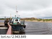 Катер ведет по реке несамоходную баржу (2008 год). Редакционное фото, фотограф Солодовникова Елена / Фотобанк Лори