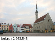 Утро на Ратушной площади в Таллине (2011 год). Редакционное фото, фотограф Юлия Бабкина / Фотобанк Лори
