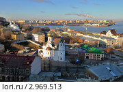 Вид на Нижний Новгород на Стрелку со стороны Кремля (2011 год). Редакционное фото, фотограф Денис Ларкин / Фотобанк Лори