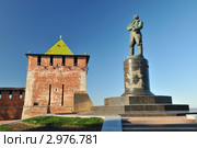 Памятник Валерию Чкалову и Георгиевская башня Нижегородского Кремля (2011 год). Редакционное фото, фотограф Денис Ларкин / Фотобанк Лори