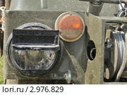 Автомобиль ЛуАЗ-967 (транспортёр переднего края, ТПК) на Автоэкзотике, Москва, Тушино. Фрагмент передней части с фарой и лебёдкой. (2009 год). Редакционное фото, фотограф Малышев Андрей / Фотобанк Лори