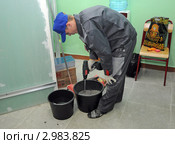 Мастер готовит клей для кафельной плитки (2011 год). Редакционное фото, фотограф Владимир Горощенко / Фотобанк Лори