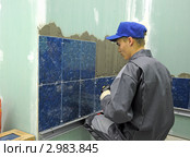 Мастер-плиточник (2011 год). Редакционное фото, фотограф Владимир Горощенко / Фотобанк Лори