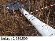 Хвостовая балка разбившегося вертолёта Robinson 44 (2011 год). Редакционное фото, фотограф Максим Голубев / Фотобанк Лори