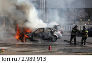 Пожарные тушат горящую машину (2010 год). Редакционное фото, фотограф Егор Никифоров / Фотобанк Лори