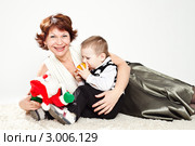 Игрушечный Дед Мороз и мама с сыном. Стоковое фото, фотограф Людмила Ожиганова / Фотобанк Лори