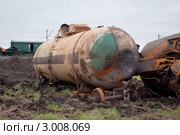 Разбитая железнодорожная цистерна с метанолом на месте крушения поезда. Стоковое фото, фотограф Виктор Карасев / Фотобанк Лори
