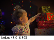 Девочка с подарками. Стоковое фото, фотограф Кристина Викулова / Фотобанк Лори