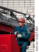Оператор управляет пожарной автолестницей (2011 год). Редакционное фото, фотограф Вячеслав Палес / Фотобанк Лори