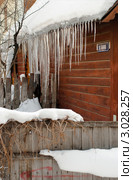 Владимир. Сосульки на крыше дома (2011 год). Стоковое фото, фотограф Зобков Юрий / Фотобанк Лори