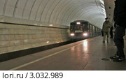 Москва. Прибытие поезда метро на станцию "Крестьянская застава" (2011 год). Редакционное видео, видеограф Ярослав Каминский / Фотобанк Лори