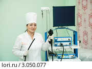 Доктор с эндоскопом готовится к процедуре. Стоковое фото, фотограф Яков Филимонов / Фотобанк Лори