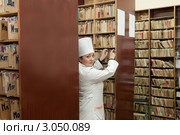 Медсестра ищет карту в регистратуре. Стоковое фото, фотограф Яков Филимонов / Фотобанк Лори
