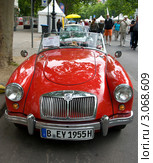 Спорткар MG MGA, выставка "125 лет истории автомобиля - 125 лет истории Курфюрстендамм", Май 28, 2011, Берлин, Германия. Редакционное фото, фотограф Sergey Kohl / Фотобанк Лори