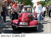 Автомобиль Messerschmitt KR200, выставка "125 лет истории автомобиля - 125 лет истории Курфюрстендамм", Май 28, 2011, Берлин, Германия. Редакционное фото, фотограф Sergey Kohl / Фотобанк Лори