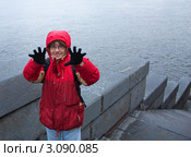 Молодой человек пытается напугать или поймать кого-либо. Стоковое фото, фотограф Нелли Сабитова / Фотобанк Лори