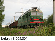 Электровоз ВЛ80С-2526 с составом полувагонов на линии Петрозаводск - Мурманск (2009 год). Редакционное фото, фотограф Юрий Акимов / Фотобанк Лори