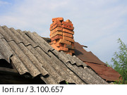 Крыша с кирпичной трубой (2011 год). Стоковое фото, фотограф Анатолий Матвейчук / Фотобанк Лори