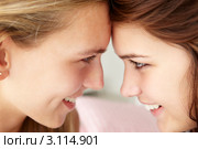 Две подруги смотрят друг на друга, прислонившись лбами и улыбаясь. Стоковое фото, фотограф Monkey Business Images / Фотобанк Лори