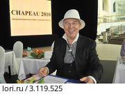 Модельер Вячеслав Михайлович Зайцев на выставке "Шапо" (2010 год). Редакционное фото, фотограф Малышев Андрей / Фотобанк Лори