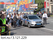 Москва. Милиция наводит порядок перед окончанием Парада Победы 9 мая 2010. Редакционное фото, фотограф Ярослав Каминский / Фотобанк Лори