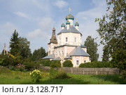 Сельский вид с церковью. Тверская область (2009 год). Редакционное фото, фотограф Солодовникова Елена / Фотобанк Лори
