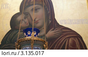 Русская православная церковь. Лампада перед Владимирской иконой Божией Матери. Стоковое видео, видеограф Mikhail Erguine / Фотобанк Лори