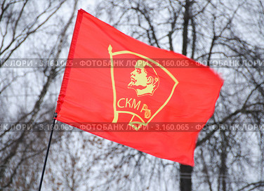 Развевающийся флаг Союза коммунистической молодёжи РФ. Стоковое фото, фотограф Сергей Бойков / Фотобанк Лори