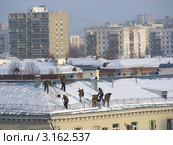 Москва. Виды города. Район Измайлово. Рабочие сбрасывают снег с крыши дома на Первомайской улице, 109/2 (2012 год). Стоковое фото, фотограф lana1501 / Фотобанк Лори