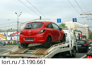 Перевозка нового автомобиля Опель Корса (Opel Corsa) на эвакуаторе (2011 год). Редакционное фото, фотограф Щеголева Ольга / Фотобанк Лори
