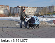 Папа с коляской для двойни (2011 год). Редакционное фото, фотограф Володина Ольга / Фотобанк Лори