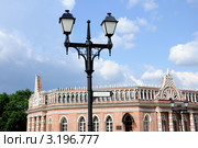 Фонарь на фоне синего неба и здания. Царицыно. Москва (2011 год). Редакционное фото, фотограф Олег Пчелов / Фотобанк Лори