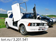BMW 320 с открывающимися вверх дверьми (2008 год). Редакционное фото, фотограф Art Konovalov / Фотобанк Лори