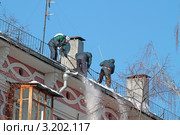 Зима. Рабочие сбрасывают снег с крыши. Стоковое фото, фотограф Сергей Соболев / Фотобанк Лори