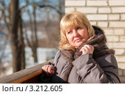 Женщина зимой стоит на балконе. Стоковое фото, фотограф Игорь Низов / Фотобанк Лори