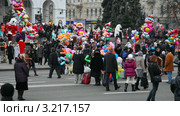 Гулянье на улице Крещатик  в Киеве (2012 год). Редакционное видео, видеограф Кирилл Трифонов / Фотобанк Лори