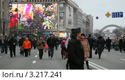 Люди идут по улице Крещатик  в Киеве (2012 год). Редакционное видео, видеограф Кирилл Трифонов / Фотобанк Лори