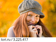 Красивая девушка в кепи кутается в пальто осенним днем. Стоковое фото, фотограф CandyBox Images / Фотобанк Лори