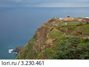 Маяк на скалистом северном берегу острова Мадейра (Farol de Sao Jorge) (2011 год). Стоковое фото, фотограф Виктория Катьянова / Фотобанк Лори