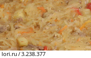 Мясо, тушенное с квашеной капустой, крупным планом. Стоковое видео, видеограф Андрей Некрасов / Фотобанк Лори