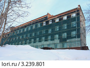 Черный Изоспан на стене здания администрации (2012 год). Редакционное фото, фотограф Анатолий Матвейчук / Фотобанк Лори