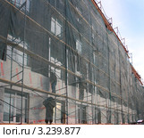 Фасад административного здания подвергается утеплению (2012 год). Редакционное фото, фотограф Анатолий Матвейчук / Фотобанк Лори