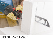 Распилка пенобетонного блока. Стоковое фото, фотограф CandyBox Images / Фотобанк Лори