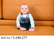 Малыш сидит на диване. Стоковое фото, фотограф Куликова Вероника / Фотобанк Лори