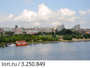 Новосибирск, лодочный причал на Оби на фоне городских зданий (2011 год). Редакционное фото, фотограф Анна Мартынова / Фотобанк Лори