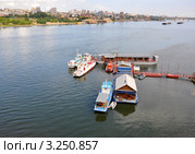 Новосибирск, лодочный причал на берегу Оби на фоне города (2011 год). Редакционное фото, фотограф Анна Мартынова / Фотобанк Лори