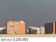 Пожарные вертолеты в небе над жилыми домами. Стоковое фото, фотограф Родион Власов / Фотобанк Лори