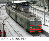 Электропоезд Москва - Усово у платформы Белорусского вокзала в Москве (2012 год). Редакционное фото, фотограф Юрий Акимов / Фотобанк Лори