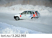 Белый автомобиль выполняет регулируемый занос по льду, на зимних трековых гонках. Стоковое фото, фотограф Валерий Краснов / Фотобанк Лори