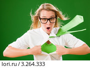 Молодая женщина разрывает на себе рубашку с сумасшедшим лицом, зеленые стены и майка. Стоковое фото, фотограф CandyBox Images / Фотобанк Лори
